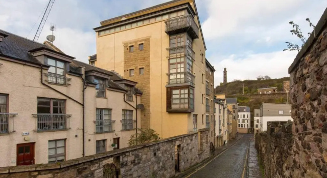 ALTIDO Cool Space Old Town 3Bed Apt with Balcony and Parking