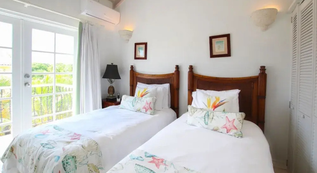 Relax Poolside At This Stylish Townhouse - Porters Gate 24 by BSL Rentals, Book Feriehus Speightstown hoteller med pool, Swimmingpool