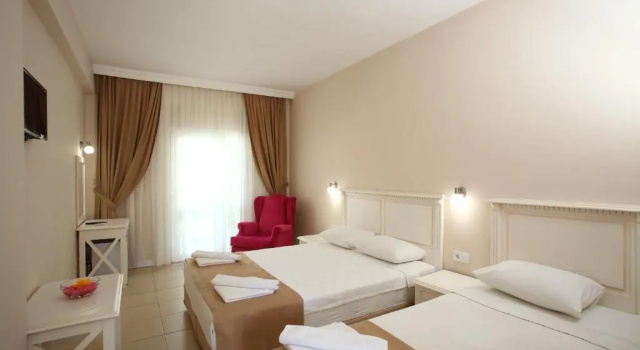 Трёхместный номер Standard Summer in Garden Suites & Beach Hotel