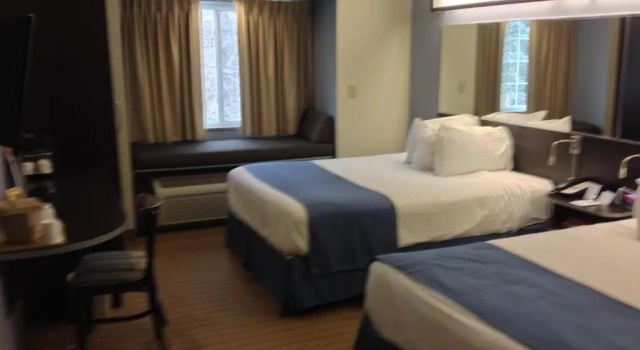 Четырёхместный номер Standard Microtel Inn & Suites Bath