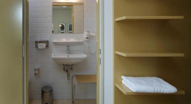 Трёхместный номер Standard AXA Hotel