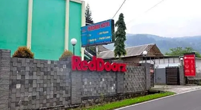 RedDoorz near Lokawisata Baturaden, Đặt Khách sạn Purwokerto Central Java