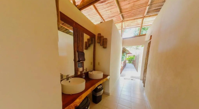 Кровать в общем номере Cabañas Kin Balam Palenque