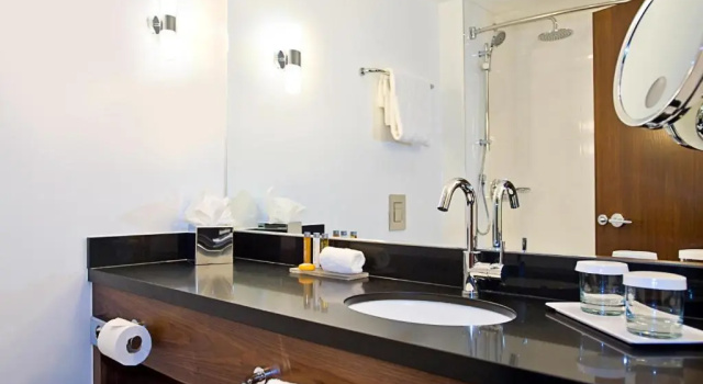 Четырёхместный номер Standard Sandman Signature London Gatwick Hotel