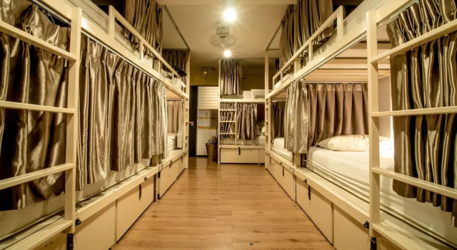 Кровать в общем номере Bharani Hostel