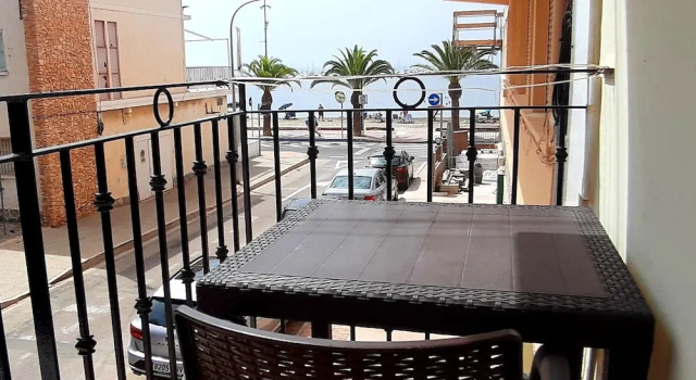 Трёхместный номер Standard с балконом и с видом на море Hotel Alaska