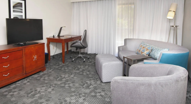 Двухместный люкс с балконом Courtyard by Marriott Valdosta