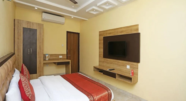 OYO 4009 Hotel HKJ Palace, Забронировать Отель Варанаси Варанаси