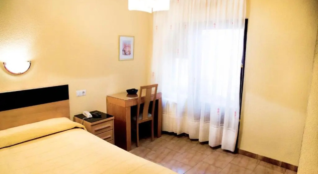 Hostal Guzman El Bueno by gaiarooms, Забронировать Отель Недорогие отели Леона, рядом с Кафедральный собор Леона, недорогие