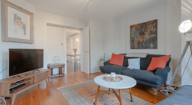 Stunning 2 Bedroom Flat in Converted Church in Bethnal Green, Забронировать Апартаменты/квартира Отели Большого Лондона с парковкой, Парковка
