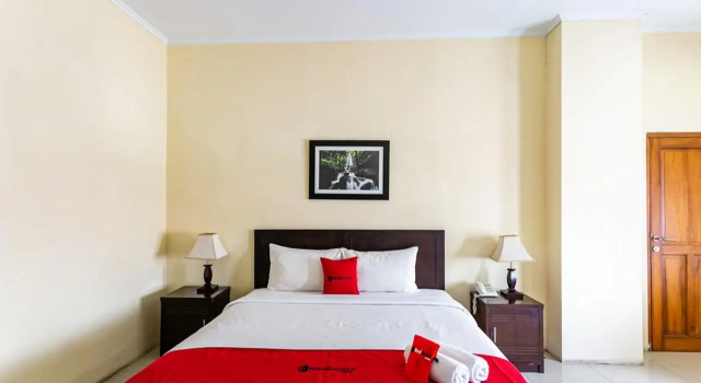 Номер Standard RedDoorz Plus near Alun Alun Karanganyar