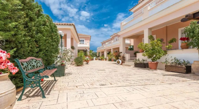 Lorenzo Villas with Private Pool, 200m from the beach, by ZanteWize, Забронировать Отель Литакия Закинф