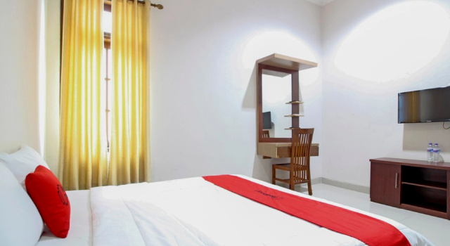 Номер Standard RedDoorz near Hartono Mall 3