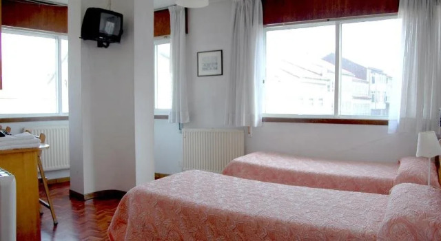 Hostal Charo II, Забронировать Отель Сантьяго-де-Компостела А-Корунья, рядом с A.C.E.M.