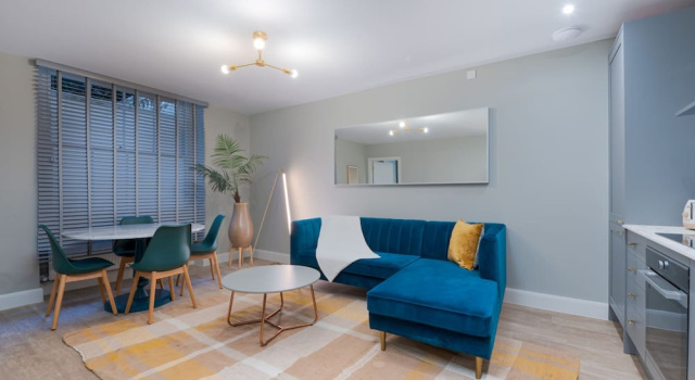 Stylish Hyde Park Apartment PS2