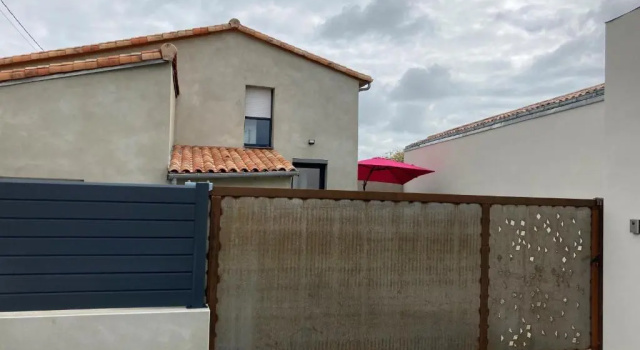 Maison calme, rénovée, proche Clisson - 3 chambres, terrasses, jardin, pétanque, stationnement privé - FR-1-306-1208, Забронировать Отель Отели Клисон с парковкой, Парковка