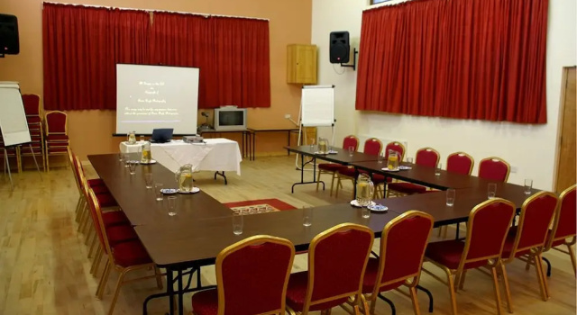 The Breesy Centre, Забронировать Отель Кинлох Коннахт