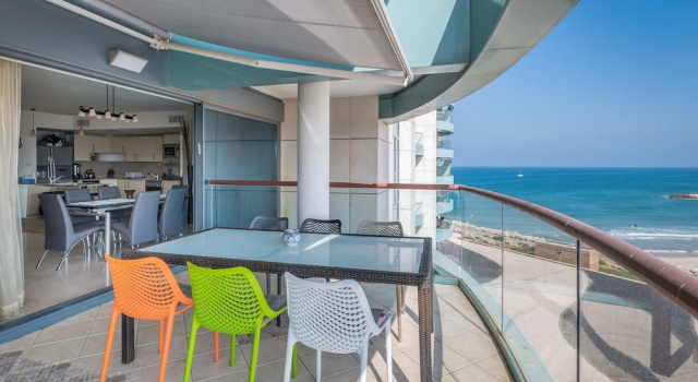 Апартаменты Royal с 3 комнатами с балконом и с видом на море Beach Front By Ritz Hotel Pool Parking