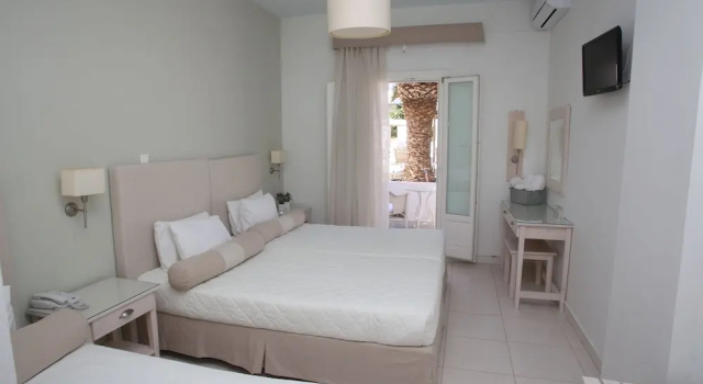 Четырёхместный номер Economy с балконом Hotel Benois
