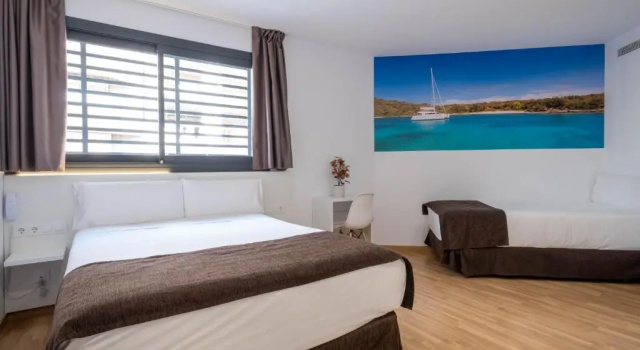 Трёхместный номер Deluxe Hotel BESTPRICE Girona