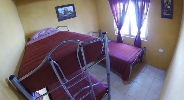 Кровать в общем номере Casa TINY