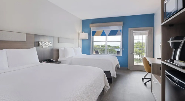 Четырёхместный номер Standard с балконом Holiday Inn Express & Suites Lakeland North I-4 by IHG