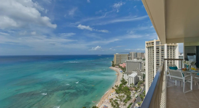Кровать в общем номере с частичным видом на море Aston Waikiki Beach Tower
