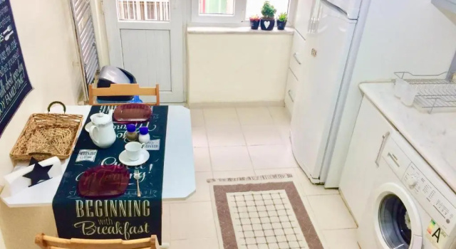 Апартаменты с балконом Comfy Flat 2 No Air Condition but has ceiling fans and central Heating