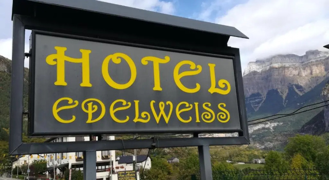 Трёхместный номер Standard Edelweiss Hotel