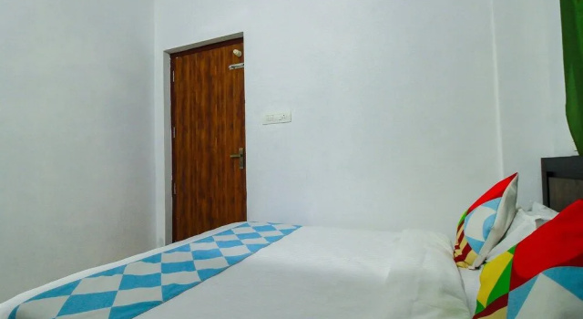 OYO 24632 Home Modest 2BHK Panamaram, Забронировать Дом для отпуска Отели штата Кералы с парковкой, Парковка