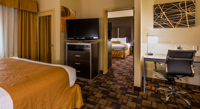 Четырёхместный люкс Best Western Windsor Pointe Hotel & Suites-Frost Bank Center