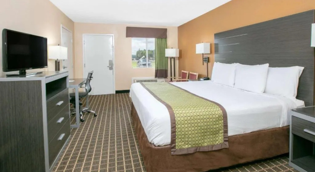 Номер Standard Days Inn by Wyndham Hamilton