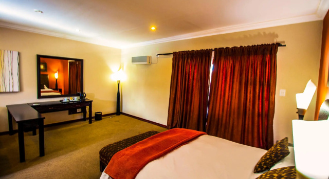 Двухместный номер Deluxe Coyotes Hotel and Conference Centre