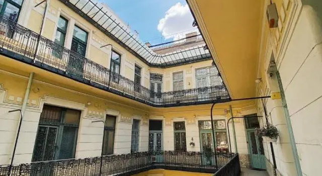 Vintage Opera Apartment, Забронировать Апартаменты/квартира Отели Будапешта с парковкой, рядом с Станция метро Vorosmarty Square, Парковка