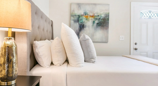 Hosteeva 3BR Steps to St. Charles Ave, Забронировать Дом для отпуска Виллы Луизиана, Вилла