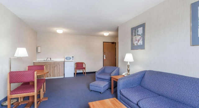 Двухместный люкс c 1 комнатой Super 8 by Wyndham Sidney NY