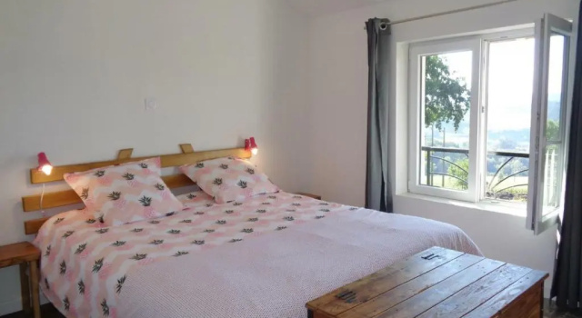 Gîte paisible 3 chambres avec cheminée et animaux admis - FR-1-496-221, Κράτηση Ξενοδοχείο Regny Rhône-Alps