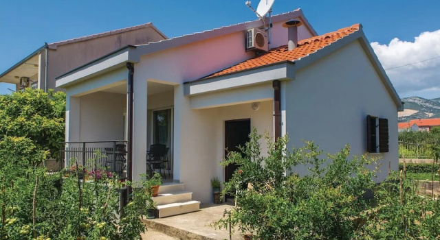 Two-Bedroom Holiday Home In Kastel Novi, Забронировать Дом для отпуска Виллы Каштела, Вилла