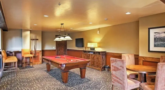 Номер Standard Crystal Peak Lodge 2 Bedroom Ski in, Ski out Slopeside Condo at the Base of Peak 7