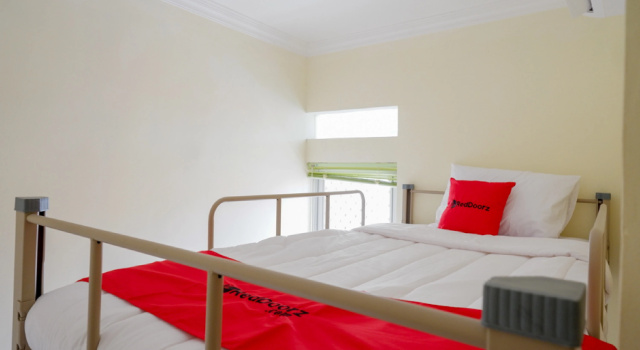 Кровать в общем номере RedDoorz Hostel near Kota Lama Semarang