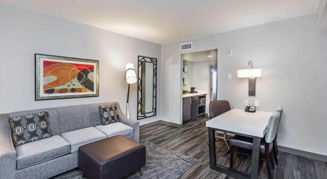 Двухместный люкс для гостей с ограниченными возможностями Embassy Suites by Hilton Houston-Energy Corridor