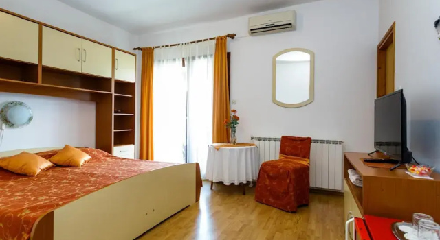 Апартаменты Standard Sunny and Sleek Krk Rooms with Balcony