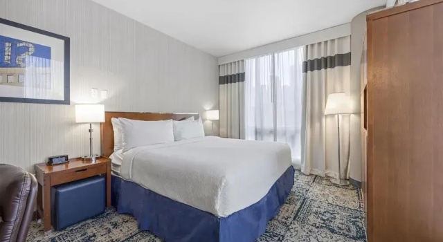 Двухместный номер Standard с видом на город Vista LIC Hotel, Premier Collection by Best Western