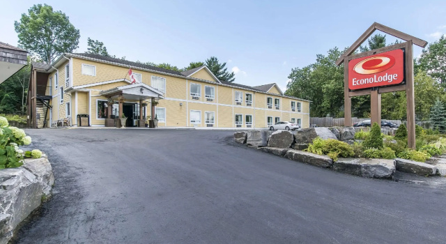 Четырёхместный номер Standard Econolodge Huntsville