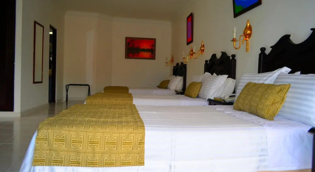 Трёхместный номер Standard с балконом Casa Morales Hotel Internacional y Centro de Convenciones