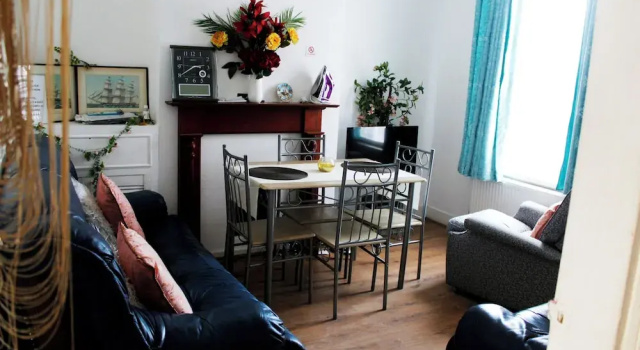 Earlycheckin Spacious House w/ Parking in London, Забронировать Отель Отели Большого Лондона с парковкой, Парковка