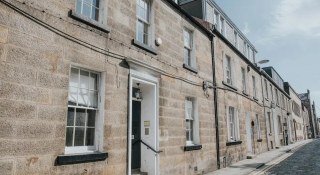 Reizand Apartments, Young St