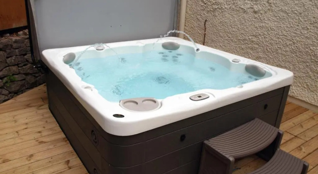 Коттедж с 2 комнатами The Coachhouse - Cottage with Private Hot tub