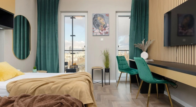 Glamour Studio With Parking by Renters