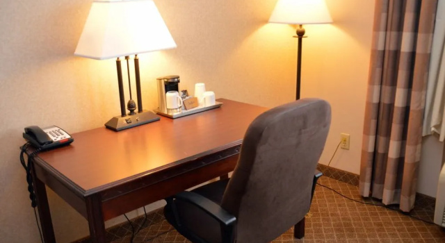 Holiday Inn Saint Joseph Riverfront, Забронировать Отель Сент-Джозеф Миссури